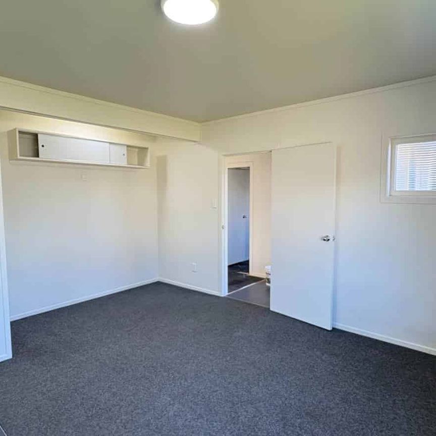 Spacious 4 Bedroom - Walk to Hospital! - Photo 1