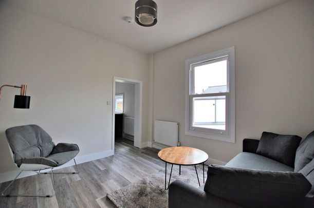 A double bedroom with private ensuite, in a five-bedroom shared house on Mill Road. Refurbished in recent years, to a high standard and excellently located for Cambridge city centre, Addenbrookes and the train station. - Photo 1