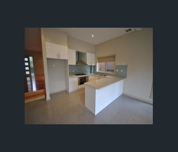 LARGE FAMILY SIZED TOWNHOUSE - Photo 2