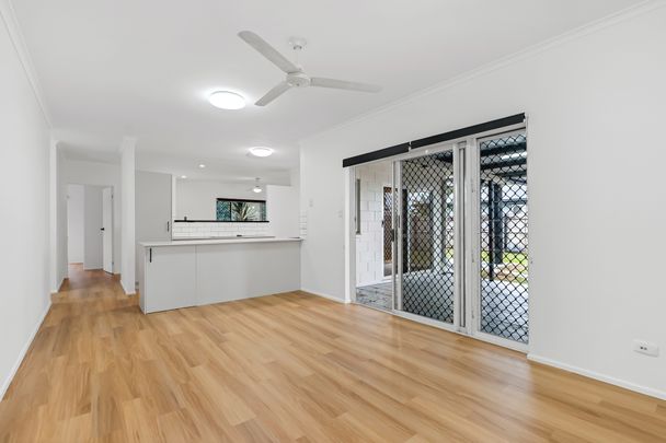 SPACIOUS FAMILY HOME IN SOUGHT AFTER EDMONTON! - Photo 1