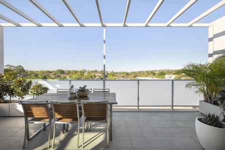 Sunlit Top-Floor Apartment with Coastal Views & City Convenience - Photo 4