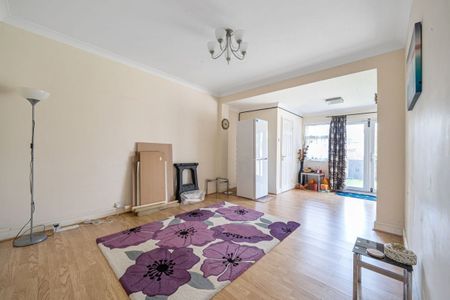 3 Bed Terraced House, Studley Drive, IG4 - Photo 4