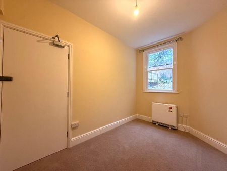 2 bedroom ground floor flat to rent - Photo 2