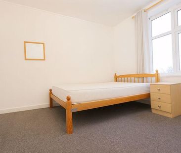 3 bedroom flat to rent - Photo 4