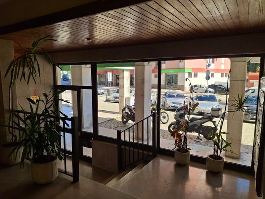 Apartamento T2 com Garagem na Avenida Independência das Colónias - Foto 1