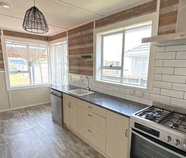 Sunny Home in the Heart of Hornby - Photo 4