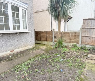 Three bedroom house close to King Georges Hospital - £2250 - Photo 1