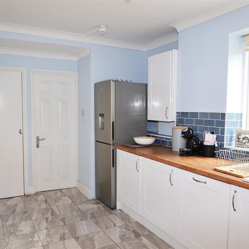 Spacious well presented double bedroom apartment with the sea at the bottom of your street! Offered to let part-furnished. Available 19th August 2024. - Photo 1