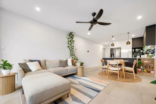 MODERN UNIT LIVING IN PRIME CARINA HEIGHTS LOCATION - Photo 1