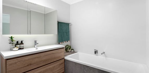 Modern & Ultra Convenient 2 Bedroom Townhouse - Photo 2