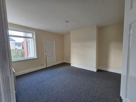 3 bedroom flat to rent - Photo 4