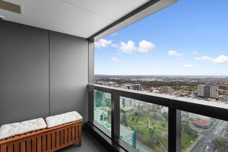 Fully-Furnished top floor apartment with stunning views - Photo 3