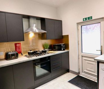🏡 Brand New 5 Bedroom House Share – Oakes Street, WF2 Room 2 - Photo 1