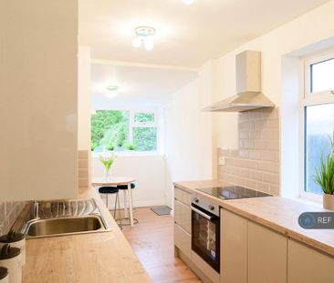 3 bedroom semi-detached house to rent - Photo 4