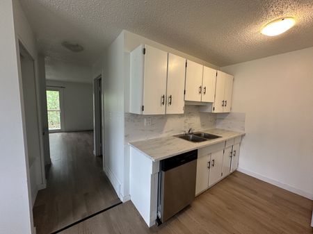 Pet Friendly, 3 Bedroom 4plex in desirable Eastview!! - Photo 5