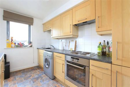 2 bedroom flat in Balham High Road - Photo 2