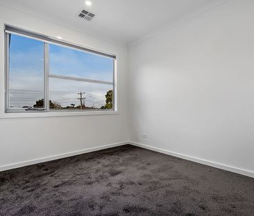 Modern, Spacious & Central Location! - Photo 3