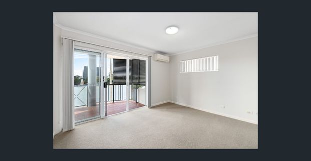 Stunning 3-Bedroom Riverfront Apartment with Unbeatable Views - Photo 1