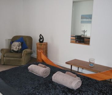 3 bedroom flat to rent - Photo 4