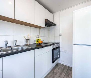 Bramble Avenue, Conniburrow, Milton Keynes, Buckinghamshire, MK14 - Photo 5
