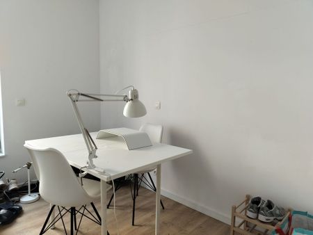 Centraal gelegen appartement met twee slaapkamers, autostaanplaats en terras in Ieper - Photo 2