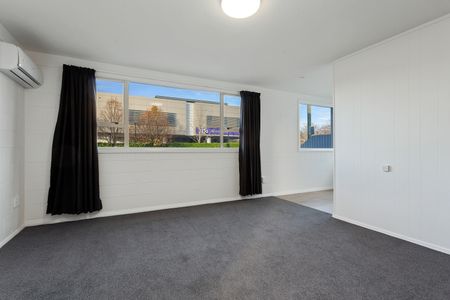 2 Bedroom Redecorated Unit in St Albans - Photo 2