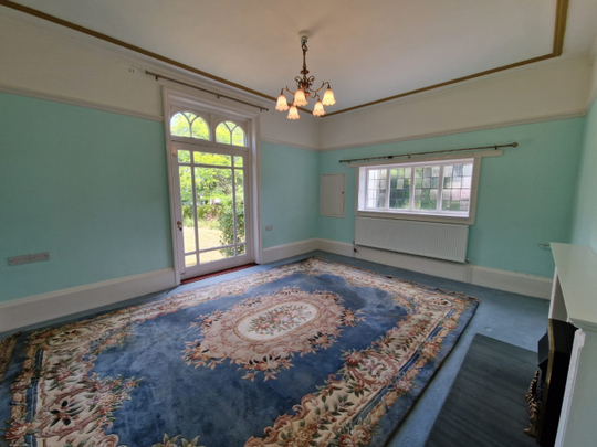 Large four bedroom period home set in beautiful gardens ideal for a family - Photo 1