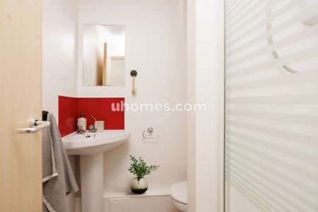 Medium Ensuite: Three Bed Flat - Photo 4
