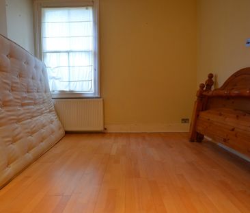 Flat to rent - Ravenscroft Road, Beckenham, BR3 - Photo 1