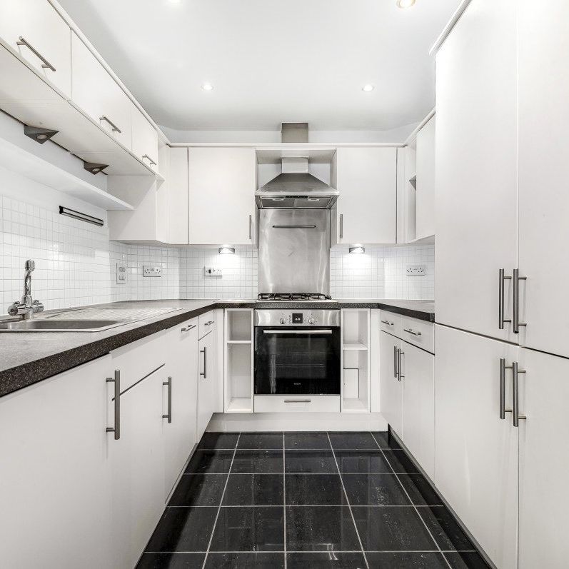 Flat to rent - Meadowcourt Road, London, SE3 - Photo 1