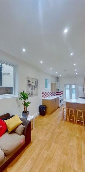 5 bedroom private hall to rent - Photo 1