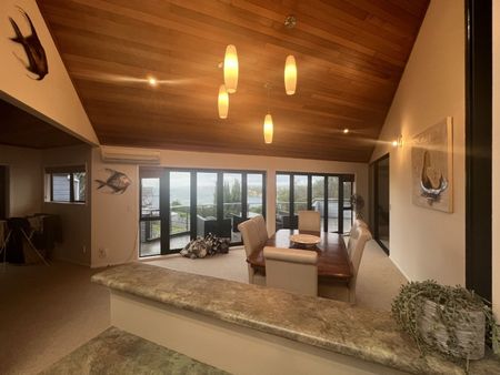 Room for Everyone Ã¢€“ Breathtaking Views in Matakatia Bay! - Photo 2