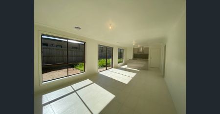 Spacious 4 bedroom Home in Quiet Street - Photo 2