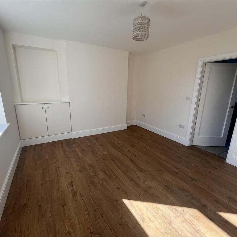 2 bedroom end of terrace house to rent - Photo 1