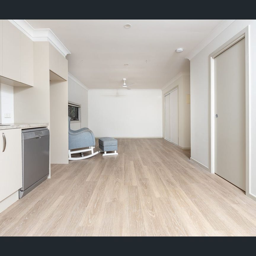 Modern & Simple Studio in a Quiet Bangalow Neighbourhood - Photo 1