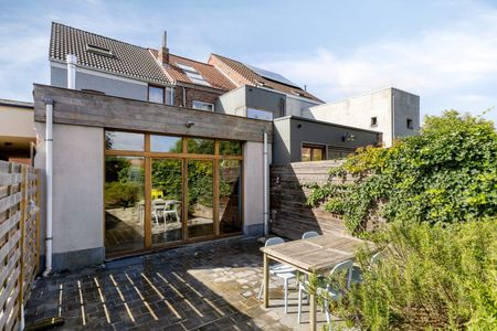 Goed gelegen woning met 3 slaapkamers en 2 badkamers in een rustige straat- bewoonbare oppervlakte 151 m² - Photo 2