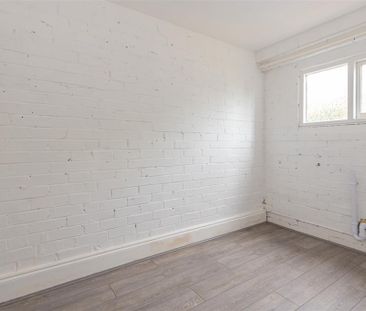 3 bed House - Semi-Detached To Let - Photo 2