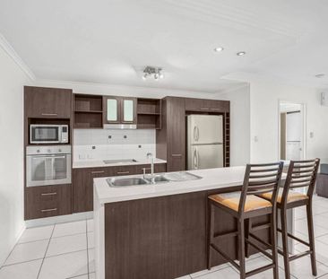 Modern top floor furnished unit close to town!! - Photo 4