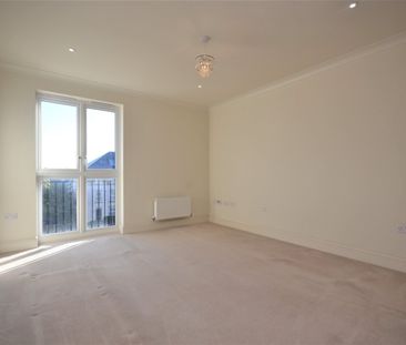 Flat to rent - MacKintosh Street, Bromley, BR2 - Photo 2