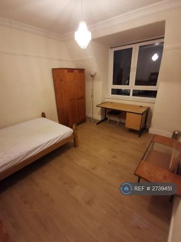 4 bedroom flat to rent - Photo 4