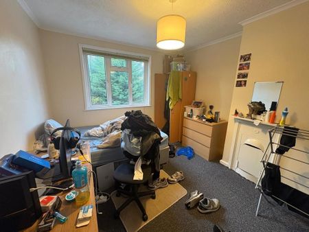 4 bedroom semi-detached house to rent - Photo 3