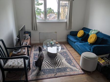 2 Bed Maisonette, Montrell Road, SW2 - Photo 2