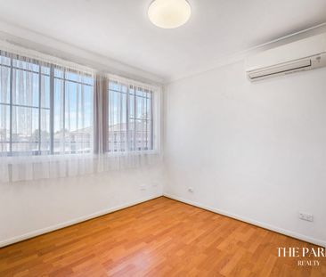 Beautiful Two Bedroom Town House - Photo 4