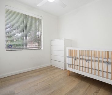 Bright Top-Floor 2-Bedroom Apartment in Prime Location - Photo 4