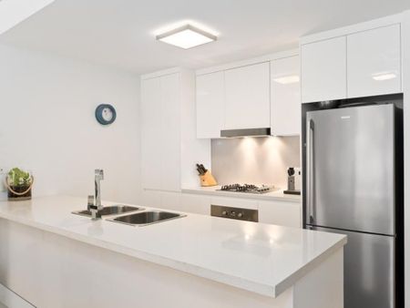 Stylish Modern Apartment with Private Courtyard - Photo 3