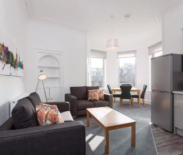 3 bedroom flat to rent - Photo 4