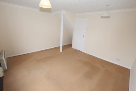 Marston Road, Woking - 2 bedrooms Property for lettings - Seymours - Photo 3