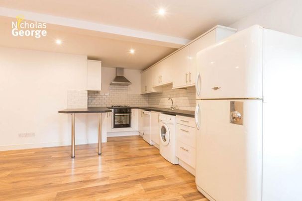 3 bedroom flat to rent - Photo 1