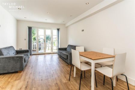 4 bedroom end of terrace house to rent - Photo 4