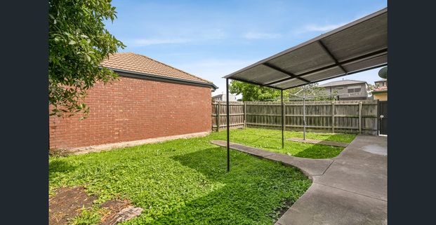 Updated low maintenance home - Photo 1